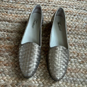 Trotters women’s size 8 Narrow Gold Basketweave leather Loafers flats